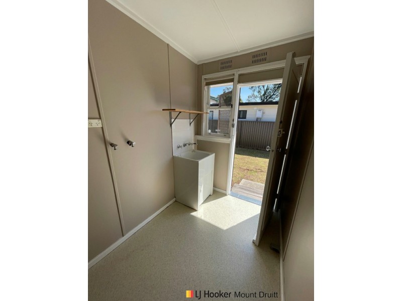 42 Manila Road, Lethbridge Park NSW 2770