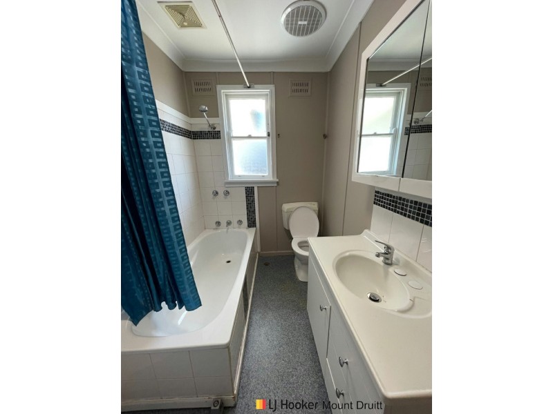 42 Manila Road, Lethbridge Park NSW 2770