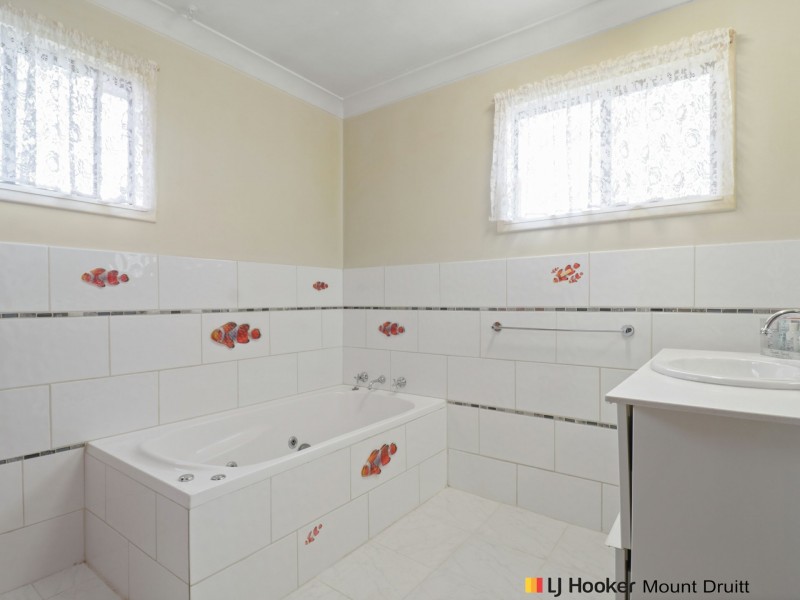 16 Bulolo Drive, Whalan NSW 2770