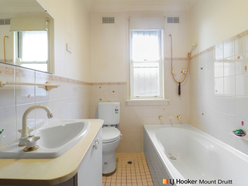 16 Bulolo Drive, Whalan NSW 2770