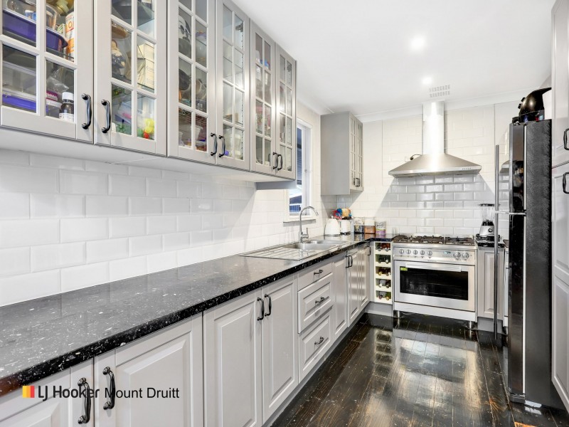 242 Woodstock Ave, Whalan NSW 2770