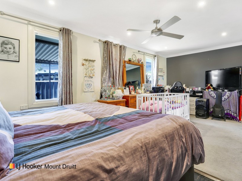 242 Woodstock Ave, Whalan NSW 2770