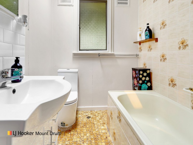 242 Woodstock Ave, Whalan NSW 2770