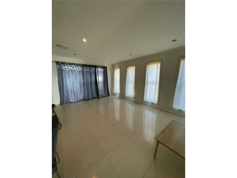 27 Grampine Ave, Minto NSW 2566