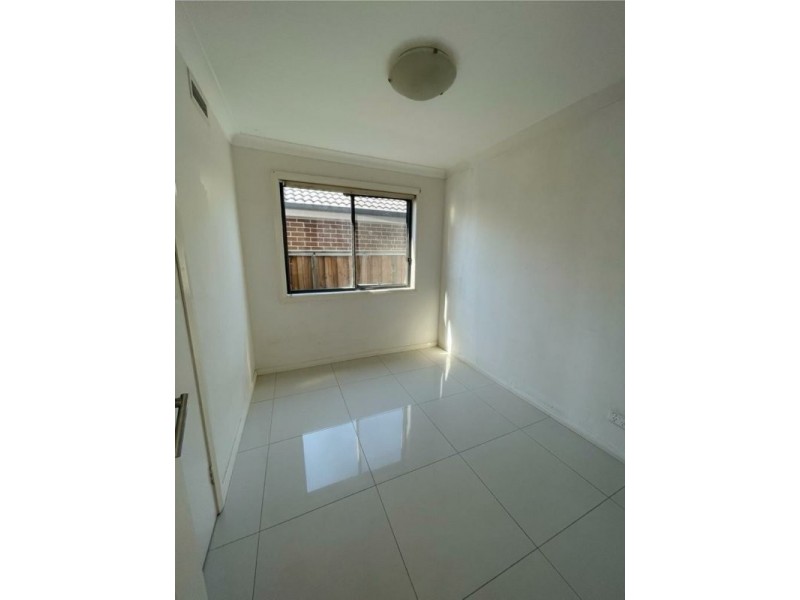 27 Grampine Ave, Minto NSW 2566