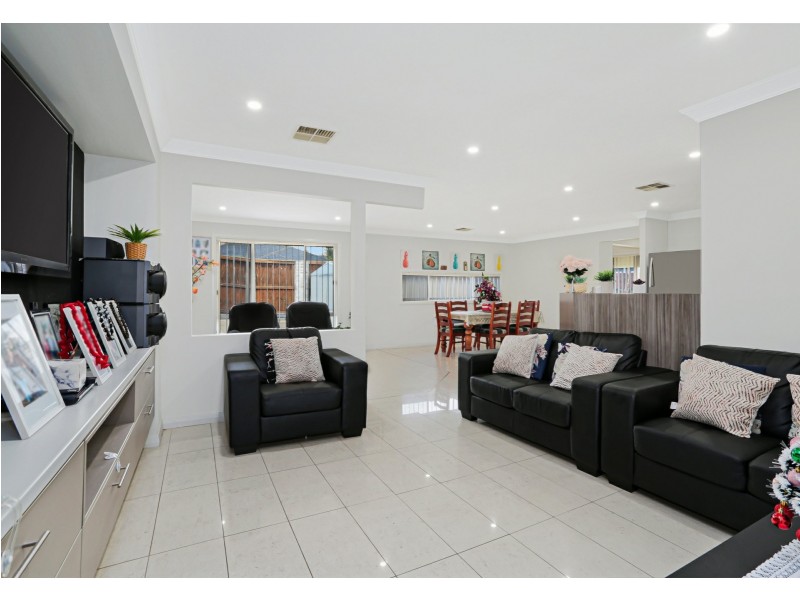 18 Carruthers St, Minto NSW 2566