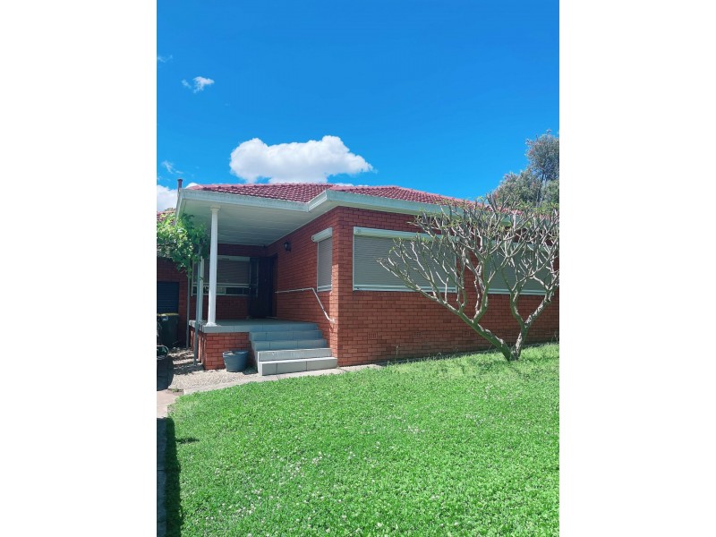 8 Barrie Place, Leumeah NSW 2560