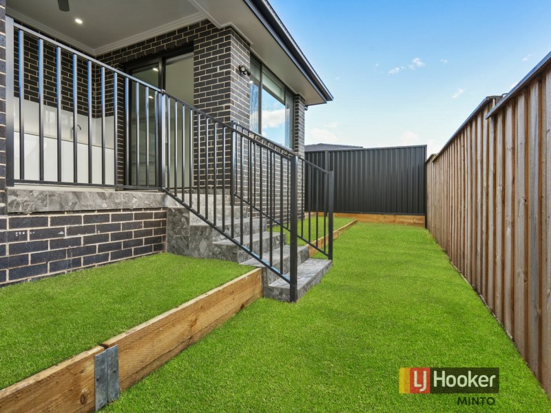 13 Rosslyn Drive, Claymore NSW 2559