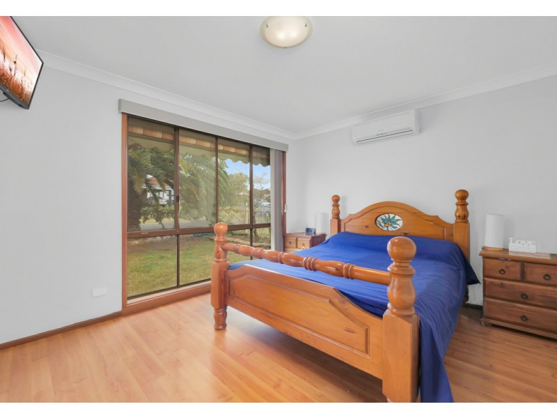 8 campbell close, Minto NSW 2566