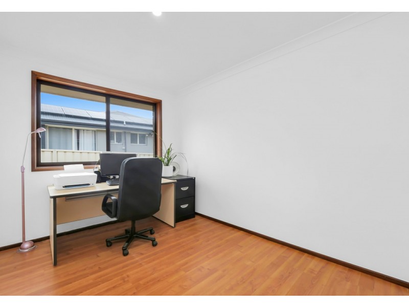 8 campbell close, Minto NSW 2566
