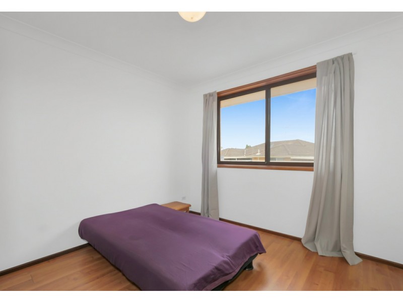 8 campbell close, Minto NSW 2566