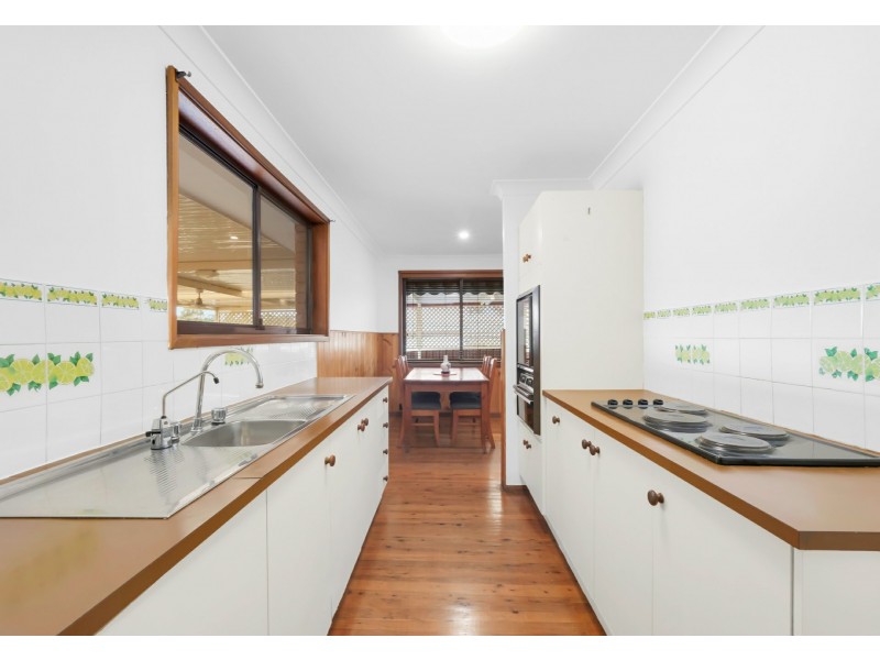 8 campbell close, Minto NSW 2566