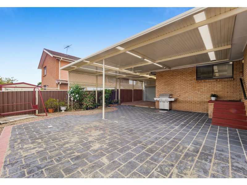 8 campbell close, Minto NSW 2566