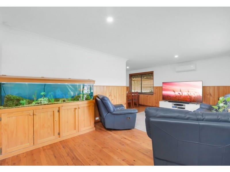8 campbell close, Minto NSW 2566