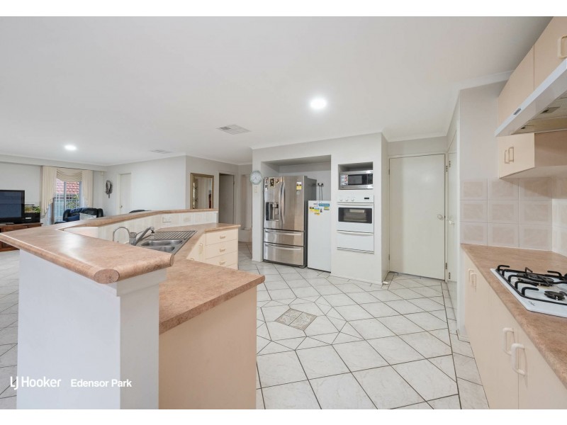 5 Christmas Place, Green Valley NSW 2168