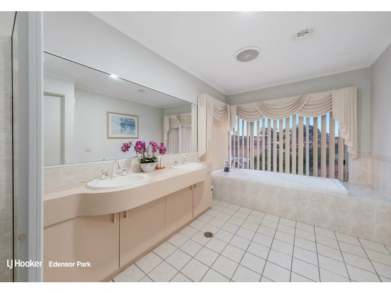 5 Christmas Place, Green Valley NSW 2168