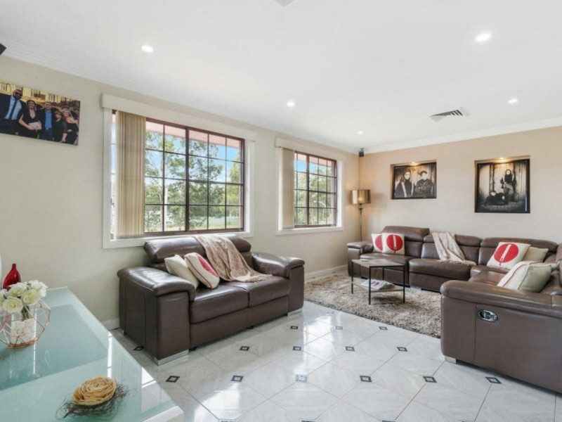 6 Christie Street, Prairiewood NSW 2176