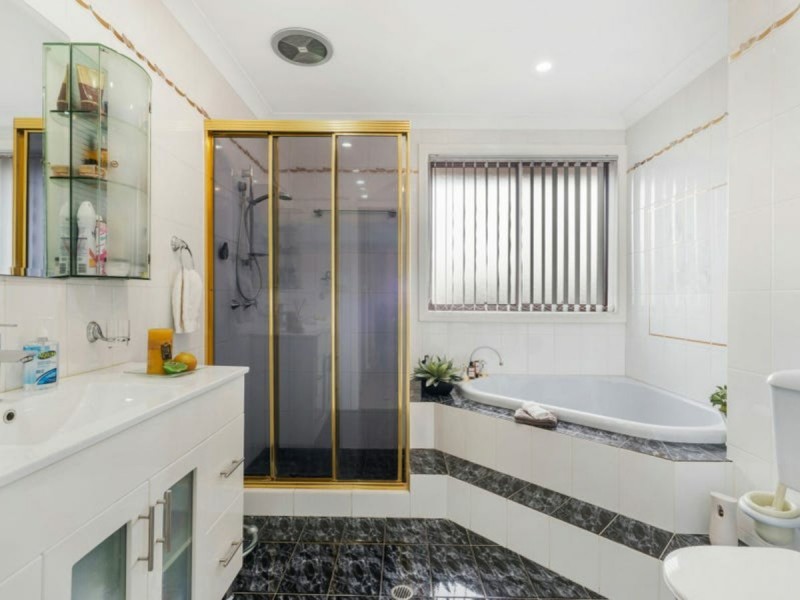 6 Christie Street, Prairiewood NSW 2176