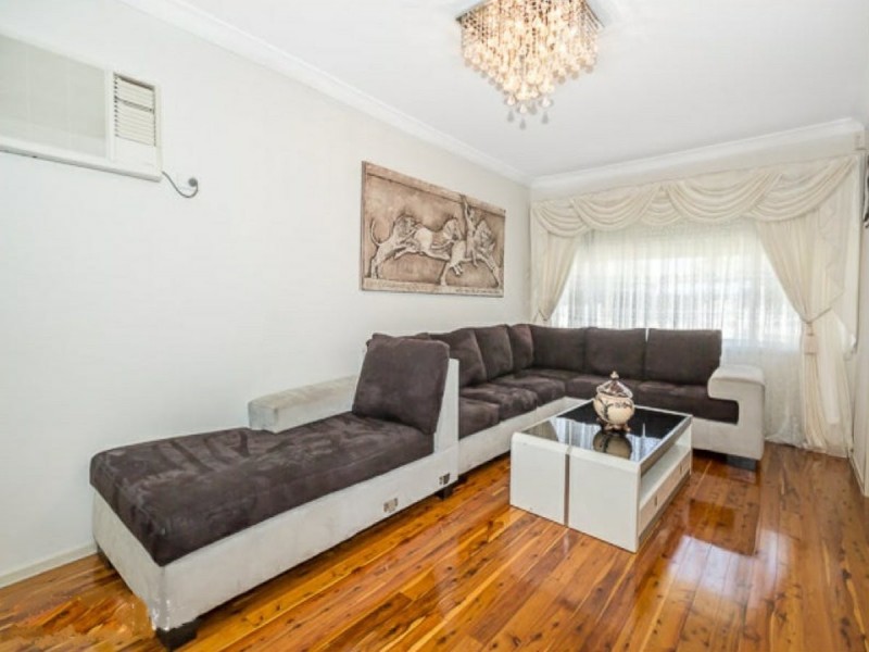 10 Coolatai Crescent, Bossley Park NSW 2176