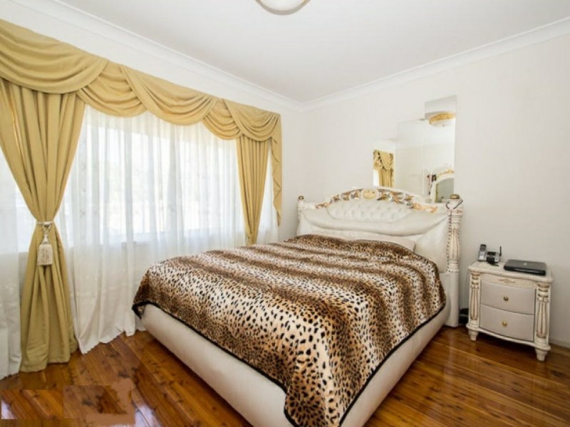 10 Coolatai Crescent, Bossley Park NSW 2176