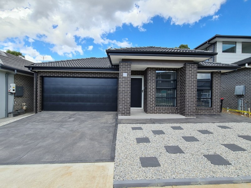 12 Briggs Avenue, Middleton Grange NSW 2171
