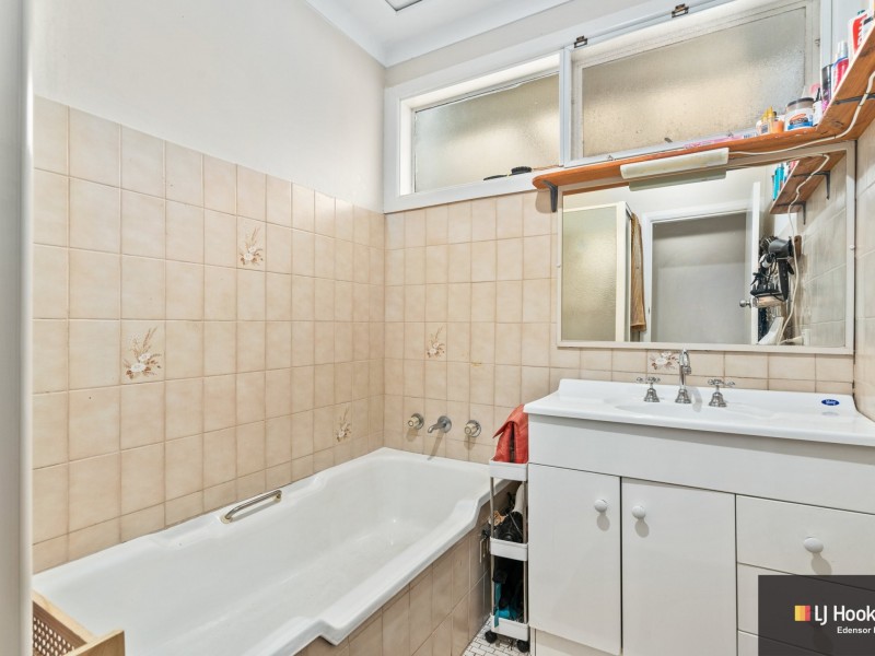 8 Macleay Street, Bradbury NSW 2560