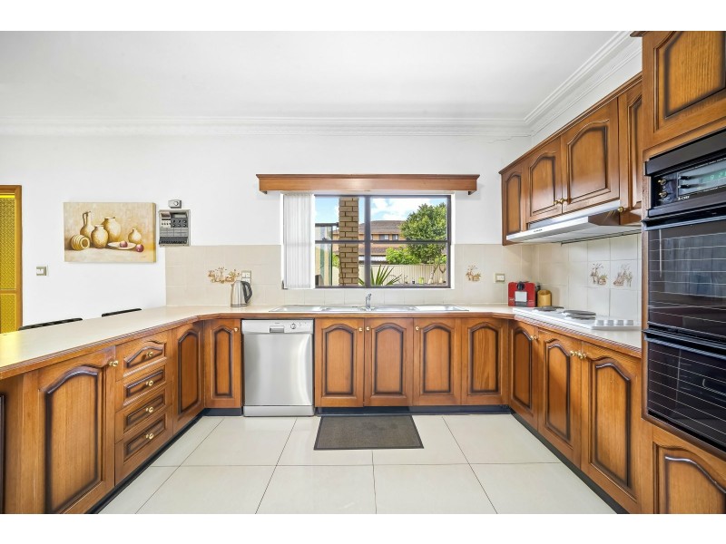 14 Fitzroy Close, St Johns Park NSW 2176