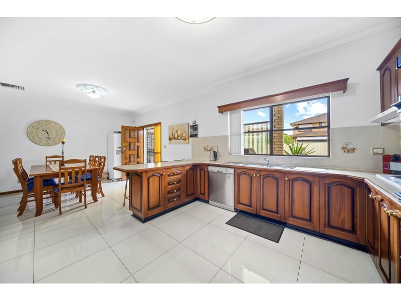 14 Fitzroy Close, St Johns Park NSW 2176