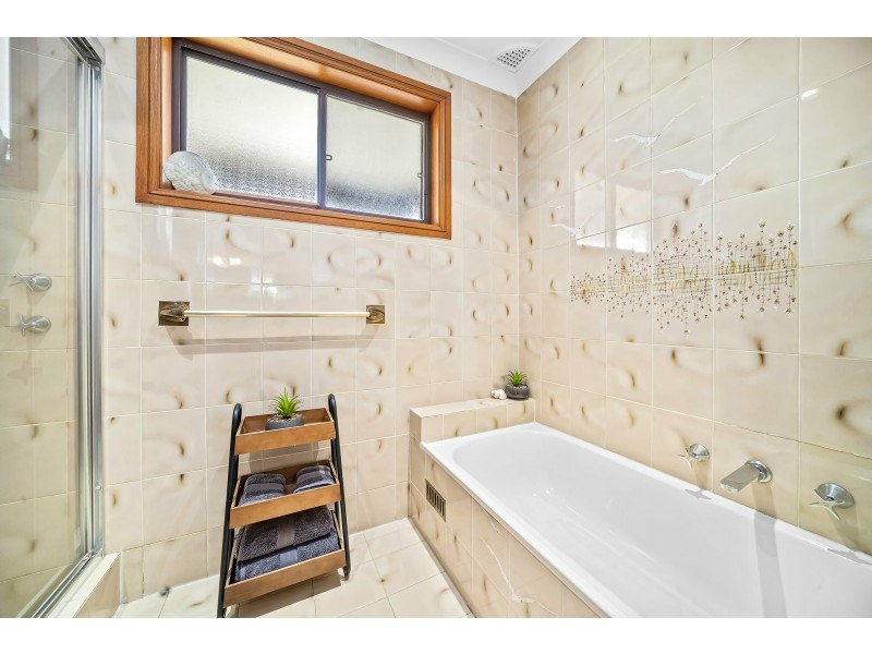 14 Fitzroy Close, St Johns Park NSW 2176