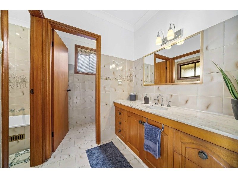 14 Fitzroy Close, St Johns Park NSW 2176