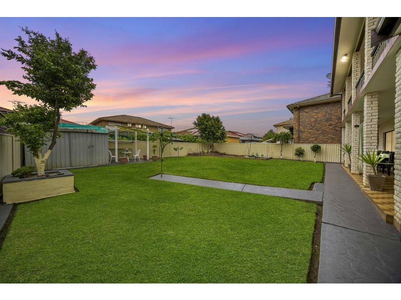 14 Fitzroy Close, St Johns Park NSW 2176