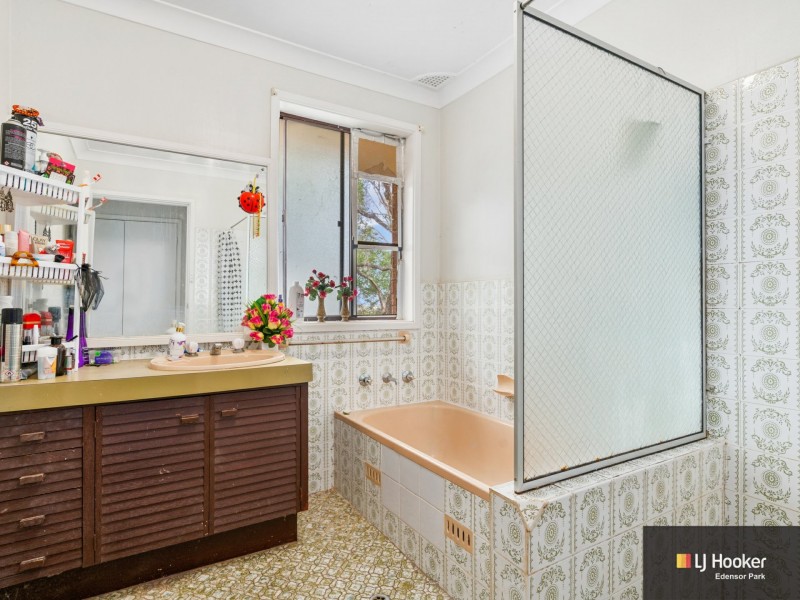 4 Simpson Pl, Leumeah NSW 2560