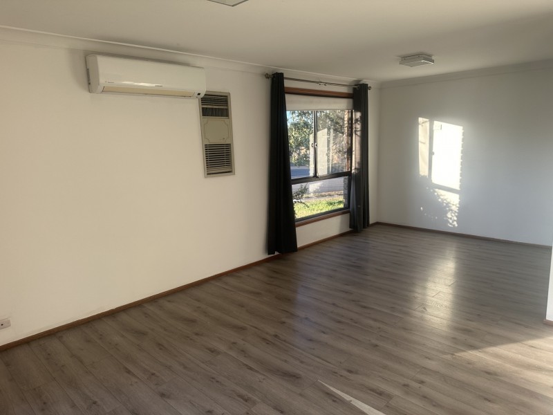 32 Brisbane Road, St Johns Park NSW 2176