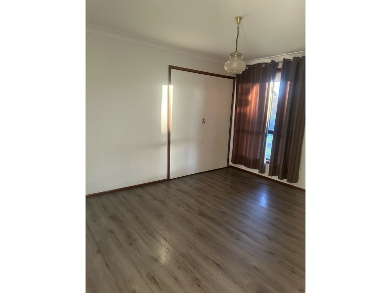 32 Brisbane Road, St Johns Park NSW 2176