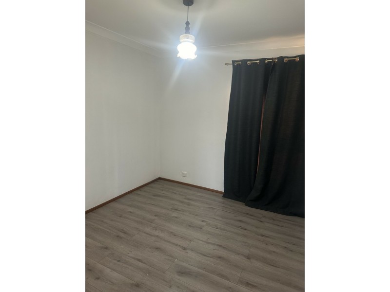 32 Brisbane Road, St Johns Park NSW 2176