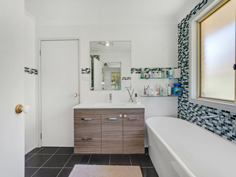 12 Binnaway Avenue, Hoxton Park NSW 2171