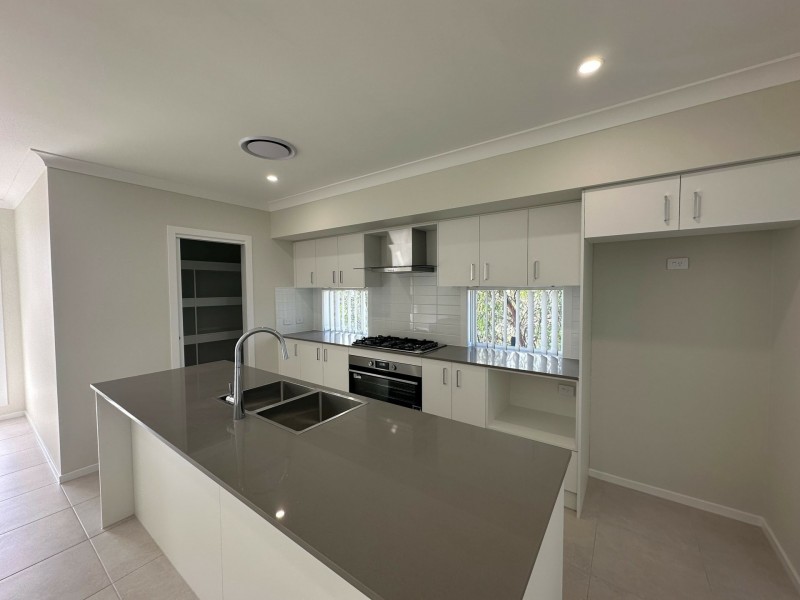 8 Agnes Place, Thirlmere NSW 2572