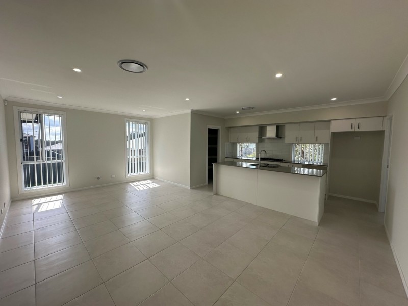 8 Agnes Place, Thirlmere NSW 2572