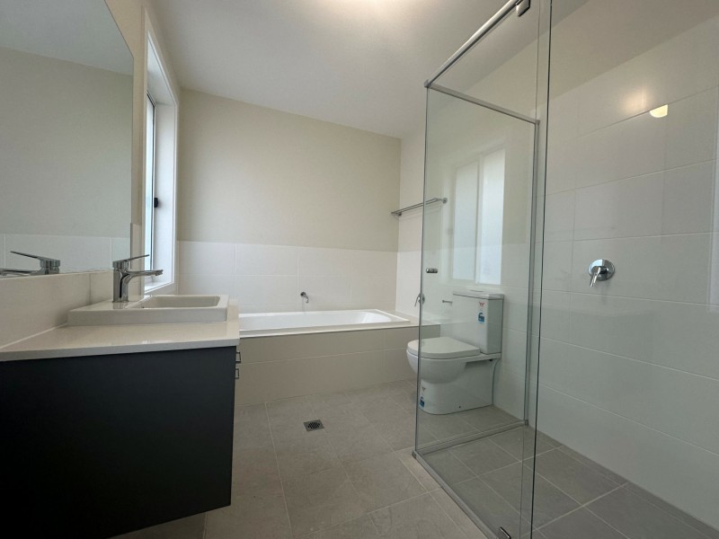 8 Agnes Place, Thirlmere NSW 2572