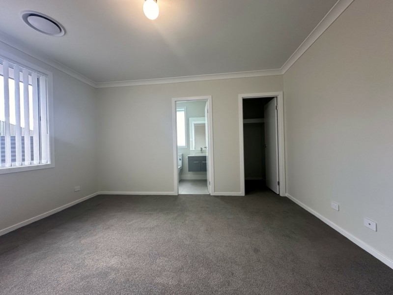 8 Agnes Place, Thirlmere NSW 2572