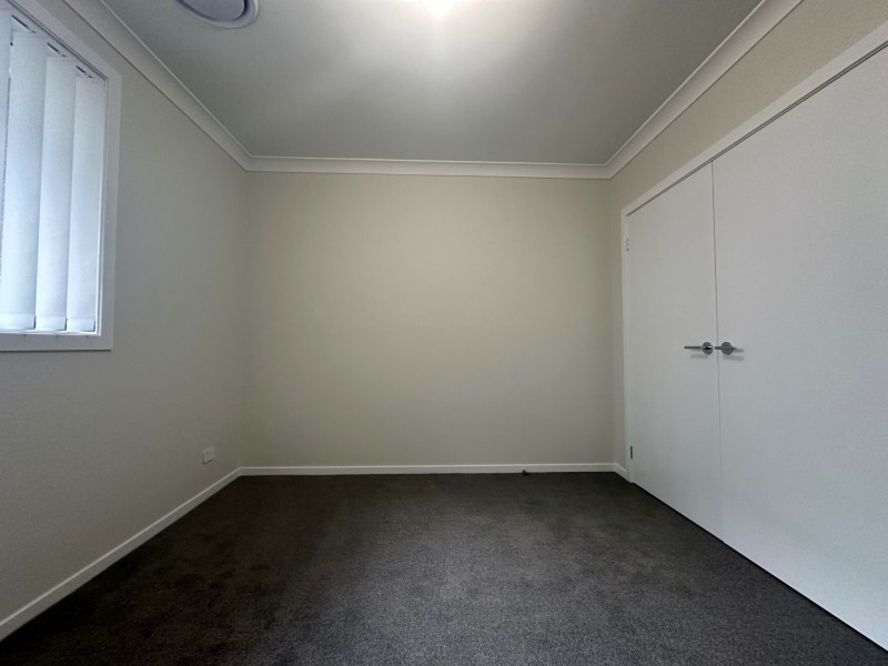 8 Agnes Place, Thirlmere NSW 2572