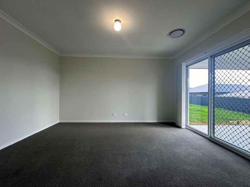 8 Agnes Place, Thirlmere NSW 2572