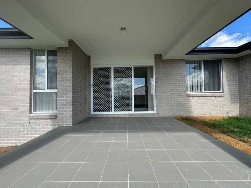 8 Agnes Place, Thirlmere NSW 2572
