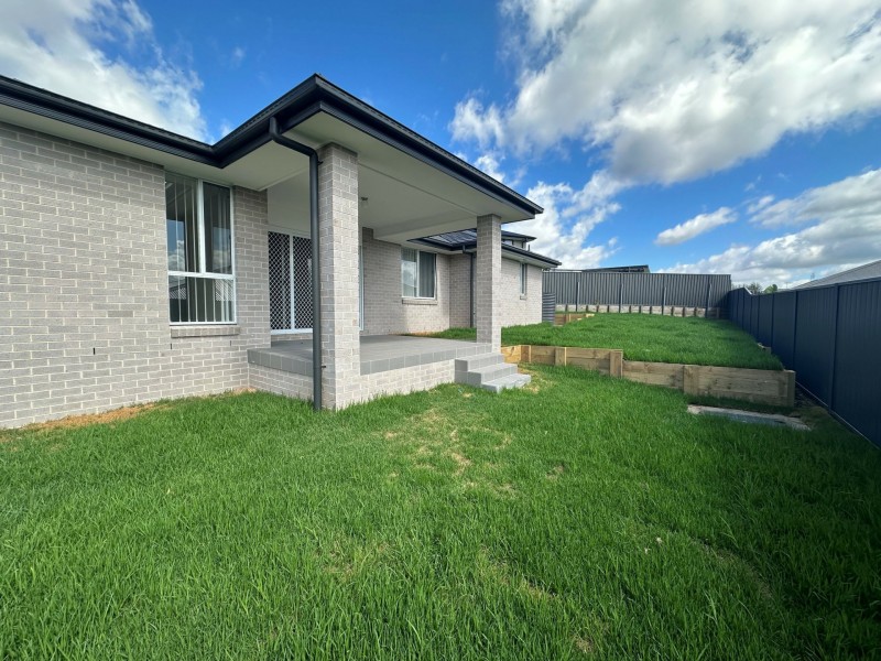 8 Agnes Place, Thirlmere NSW 2572