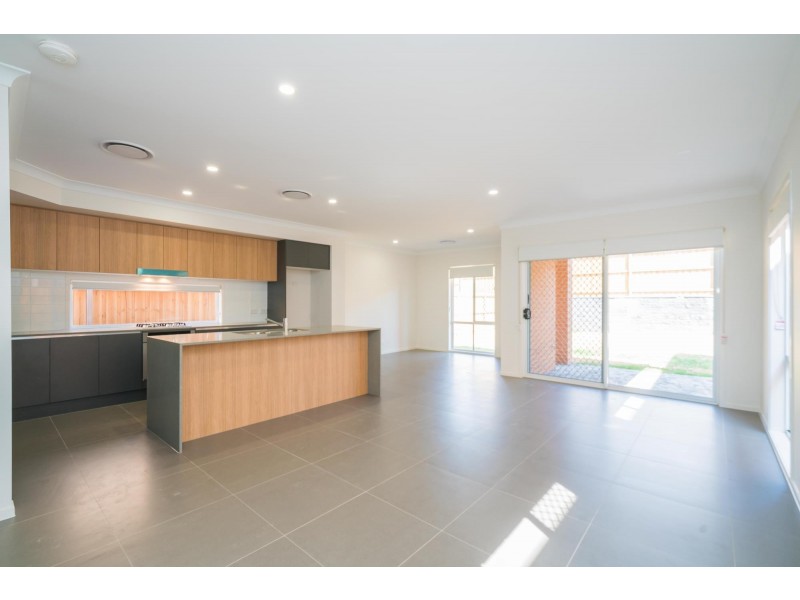 128 Dalmatia Ave, Edmondson Park NSW 2174