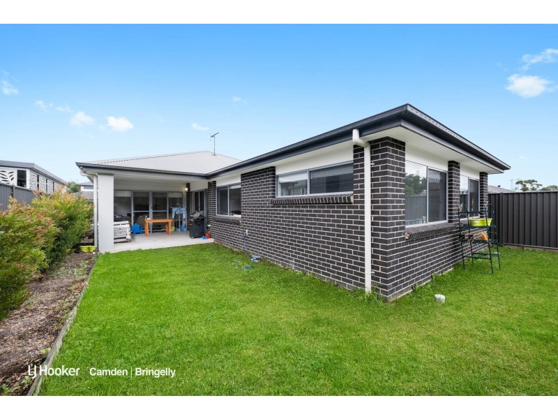 6 Jamestown Avenue, Denham Court NSW 2565