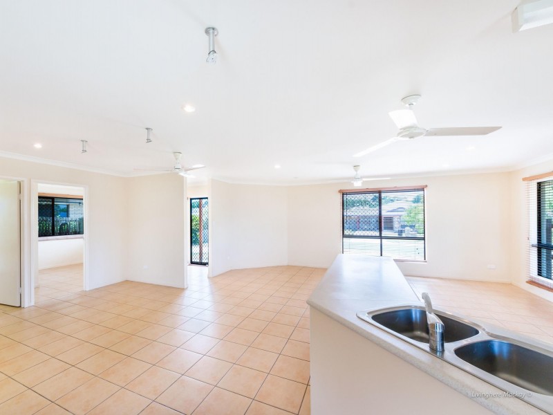 9 Dustwill Street, Eimeo QLD 4740