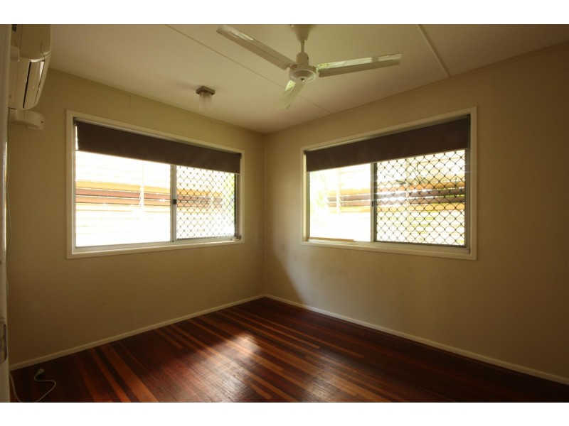 4 Brock Cres, Dysart QLD 4745