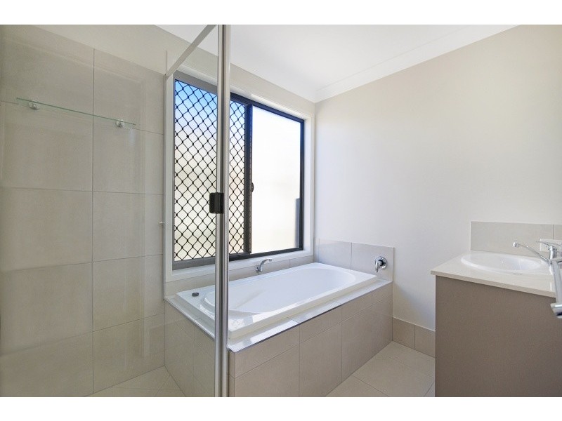 2/2 Hinkler Court, Rural View QLD 4740