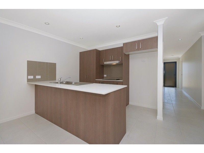 2/2 Hinkler Court, Rural View QLD 4740